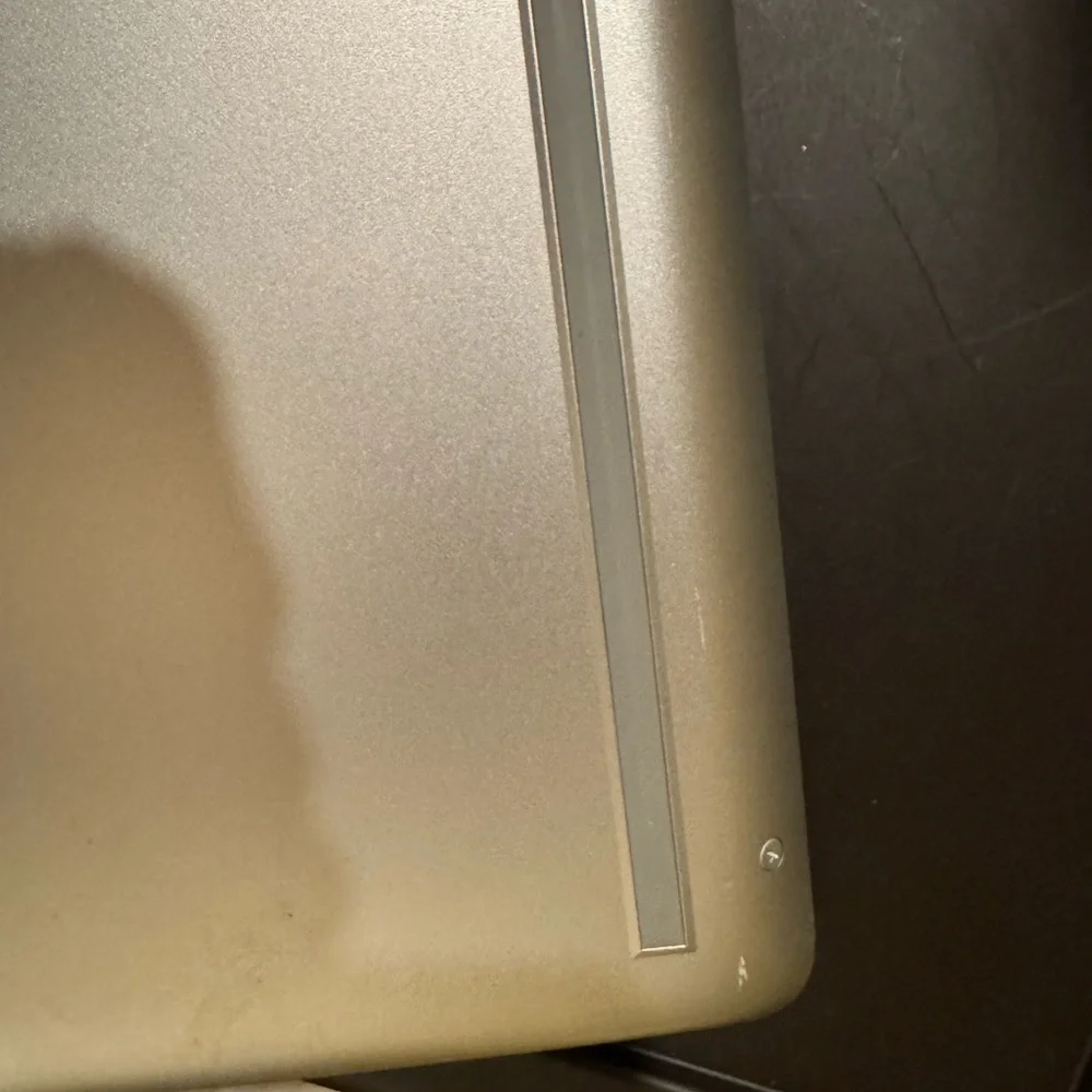 Hp laptop, works perfectly, has a few scratches but over all good condition